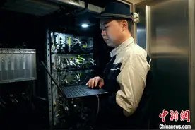 （新春走基层）“动车医生”跨越千里的坚守图片