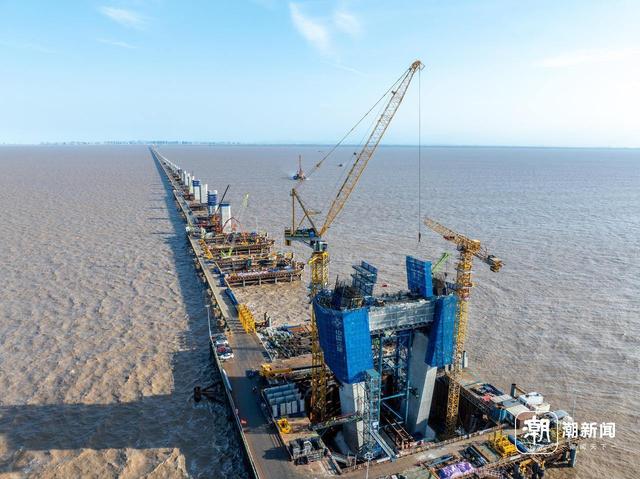 宁波：跨海铁路大桥主塔“拔节生长”