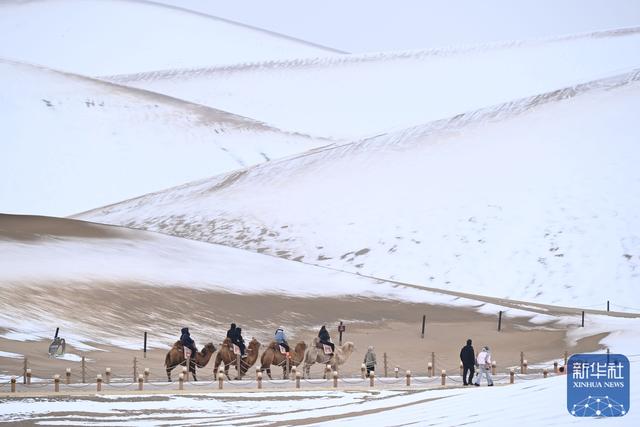 甘肃敦煌：雪润鸣沙 月泉如画