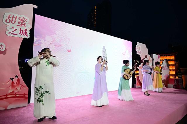 “甜蜜之城·幸福成都”点亮七夕之夜，激发文旅消费新活力