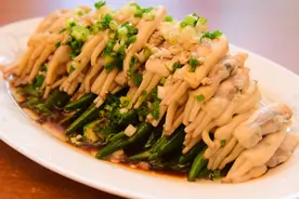 美食厨房丨白灼秋葵蛏子图片