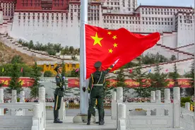 （社会）升国旗 庆国庆图片