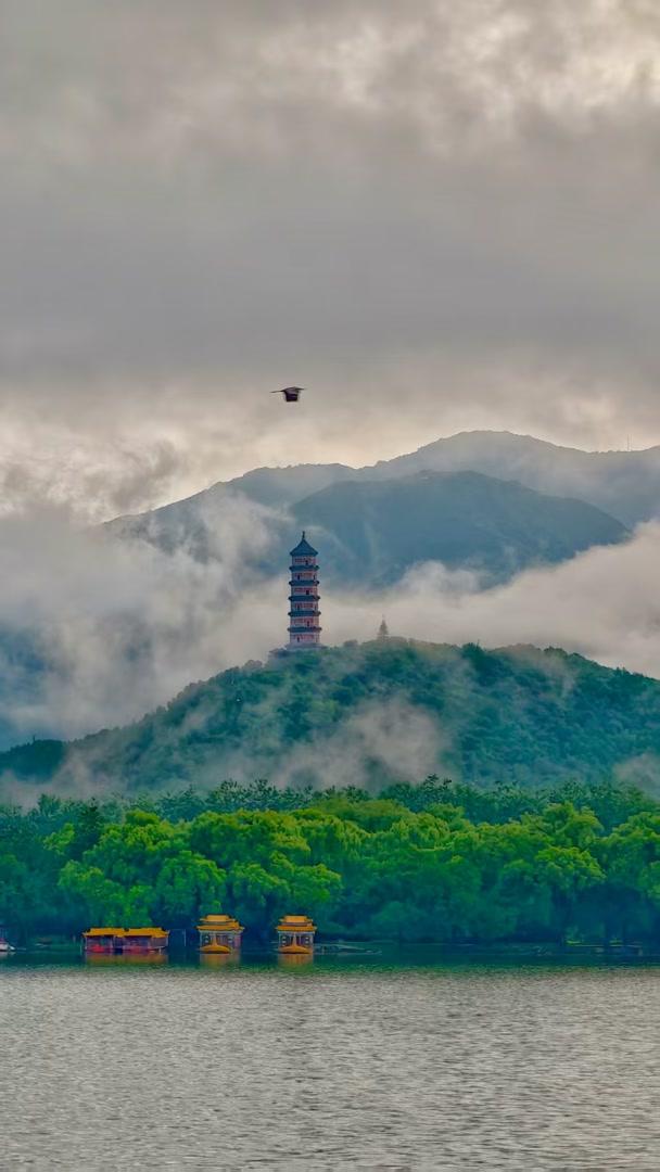 雨后看见彩虹！北京晚霞金光漫天！