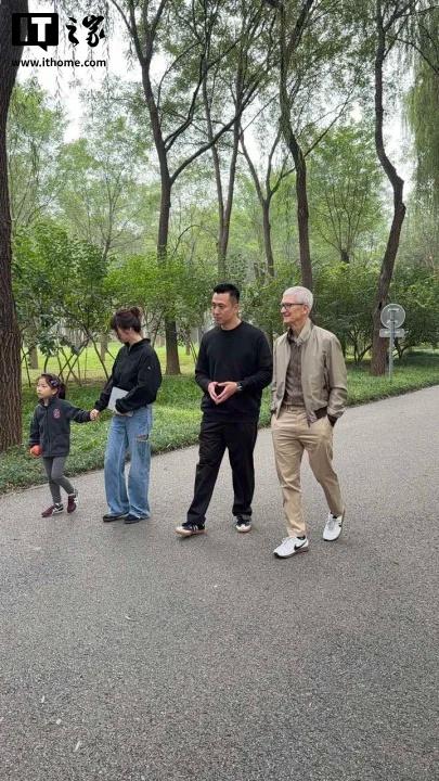 苹果 CEO 库克现身北京，同开发者散步聊天