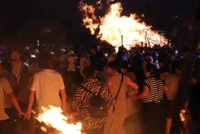 【五彩凉山•夏季清凉】冕宁2025年火把节暨七月原始柴火烧烤节开幕