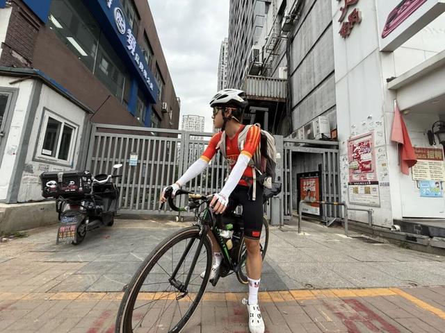 从沈阳骑行来上学的费腾，你火啦！