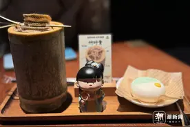 “蛇咖”真有蛇！西湖边一家咖啡店推出蛇年限定款，《白蛇传》元素用到了咖啡中图片
