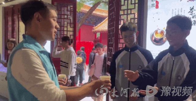 下水捞相机、下雨送雨衣……游客点赞：焦作太暖啦！