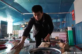 大二女生摆摊为弟筹钱治病，德州烧烤店老板相助：能帮一把是一把图片