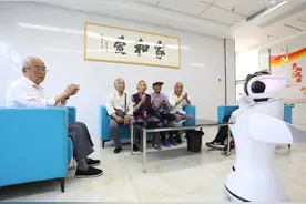 中国牵头制定养老机器人国际标准图片