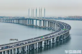 壮观！假期首日，车流“长龙”排队跨海！图片