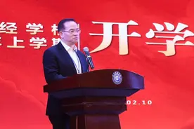湖南多名校长在开学第一课中均提到《世界赠予我的》，王菲在蛇年春晚曾献唱此曲图片