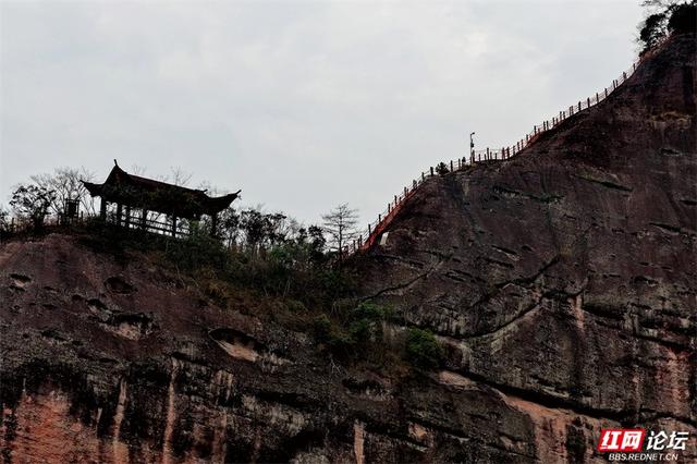 岁暖时刻丨脚踩亿年岩石，眼收峰林倒影，这才是山水正确打开方式