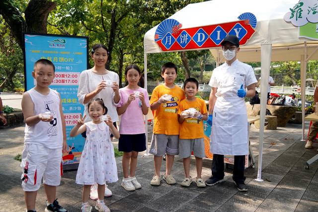 国庆假期首日，罗浮山景区非遗美食吸引游客