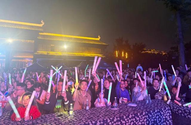 【建设一流旅游城市 建设世界级旅游景区】安顺古城“越夜越精彩”