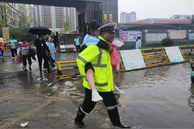 山东东明：最美“摆渡人”！交警雨中蹚水背小学生送到校门口图片