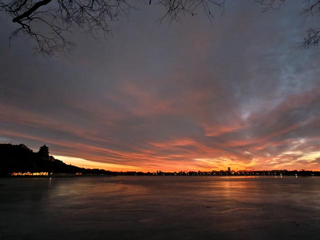绝美朝霞来了！风歇月晕笼，霞流江泛红
