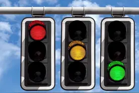 闯黄灯也要扣分罚款？交警：分不清这2种情况，司机可能会被处罚图片