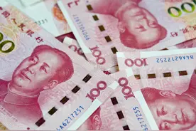 环卫工人捡到“10万元现金”主动交给派出所，经鉴定为练功钞非真币图片