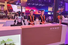 机器人上海车展“抢饭碗”：当车模、前台、地推，还舞狮！图片