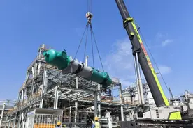 中国化学三化建承建的贵州一项目完成全部大型设备吊装图片