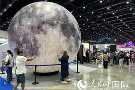 “嫦娥五号”月球样品首次在海外展出图片