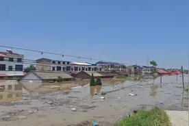 本报记者直击湖南华容受灾现场：洪水没过屋顶，村民连夜转移财产视频封面