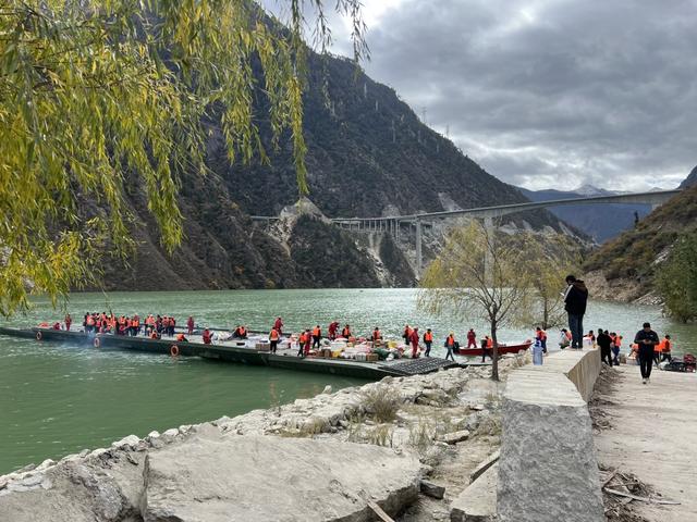 复盘四川双江口垮桥：司机发现裂缝后上报 官方快速管制