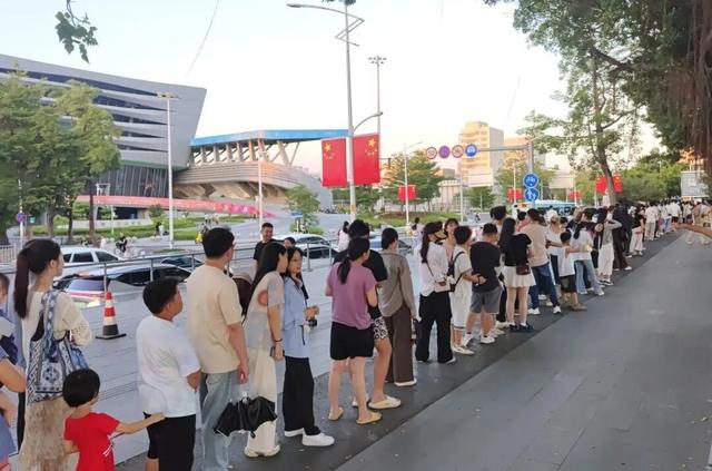 当我们用“鸡排哥”的视角打开十一“黄金周”——