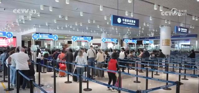 上合组织天津峰会丨听相声、品民俗 外国游客“买买买”不停 体验津津有味“国际范儿”