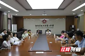株洲市二中召开庆祝第39个教师节座谈会图片