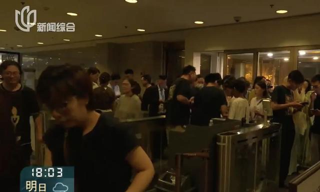 上海市中心深夜排长队！秒光，根本抢不到…有人通宵等早班地铁回