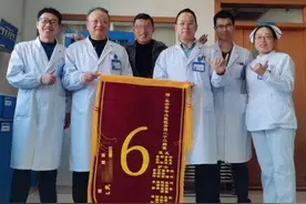 一个字，6！90后小伙送医生特殊锦旗图片