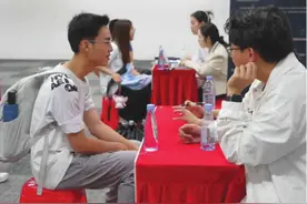 厦门大学举办港澳台学生就业暨实习专场招聘会 两岸60余家企业提供200多个岗位图片