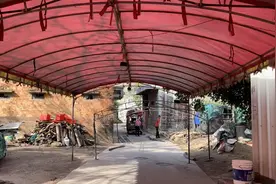 环卫工捡到并养大的小伙千里赴粤认亲，时隔28年与哥哥紧紧相拥图片