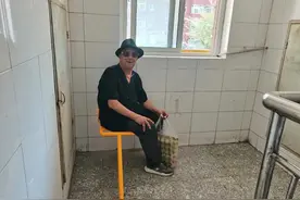楼梯转弯处，添把折叠椅！让爬楼老人缓缓劲图片