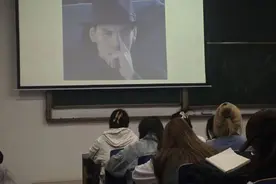 高校课堂要求学生模仿向佐打卡，进粉丝群还要收费？向佐：这是一个不好的风气图片