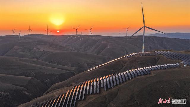 晚霞勾勒环县毛井镇“绿电+美景”生态画卷