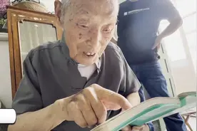 拾光|菏泽郓城101岁老人，爱听戏爱写字图片