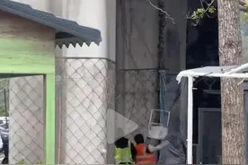 外卖小哥骑车进公园送餐，保安阻拦并举凳砸人？公园回应：已接到举报，正调查图片