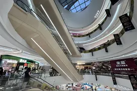 “排队王”扎堆开店，餐饮品牌为何喜欢“贴身肉搏”？图片