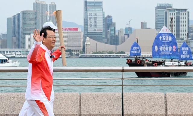 四城同心，圣火同传——第十五届全国运动会火炬传递在穗深港澳同步启动