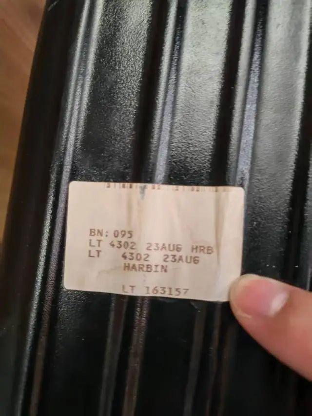 姑娘坐高铁行李箱被人拿走，里面有价值10万元的黄金珠宝！民警通过贴纸上的“LT4302”，找到拿错箱子的小伙