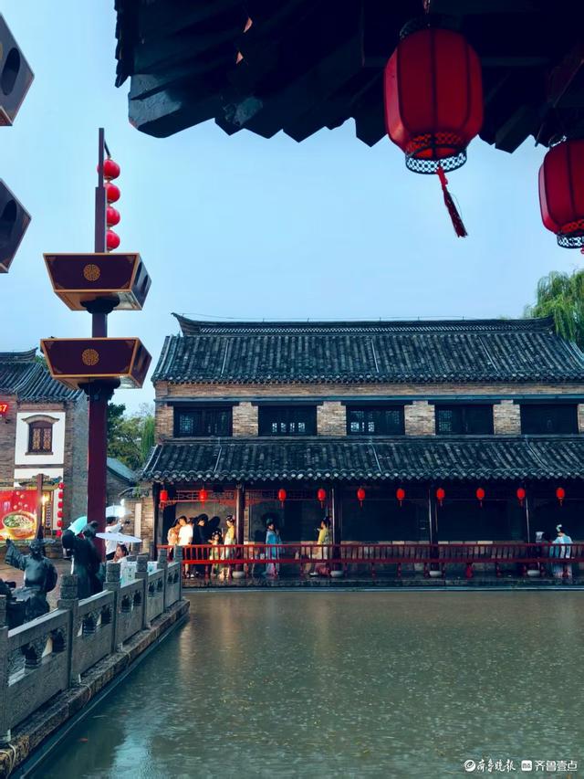 雨中百花洲，别有一番意境