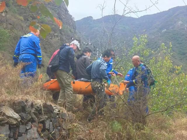 惊险！北京60岁女子爬野山从10米高山坡滑坠……