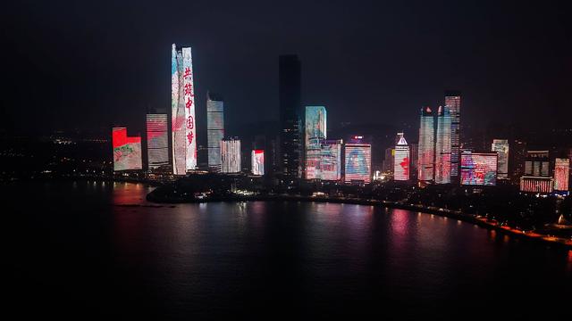 国庆假期，青岛浮山湾“大美中国”主题灯光秀全新点亮