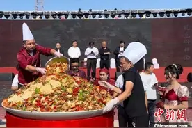 新疆托克逊黑羊肉拌面获大世界基尼斯之最图片