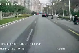 早高峰三轮车侧翻，热心市民出手相助获赞图片