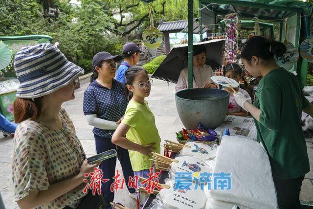 一年四季 泉在济南丨又到秋雨连绵，济南何处最美？护城河畔泉水清冽醉游人