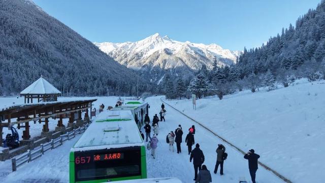 刷屏预警｜达古冰川今日大雪！山上山下，一片纯白浸心脾
